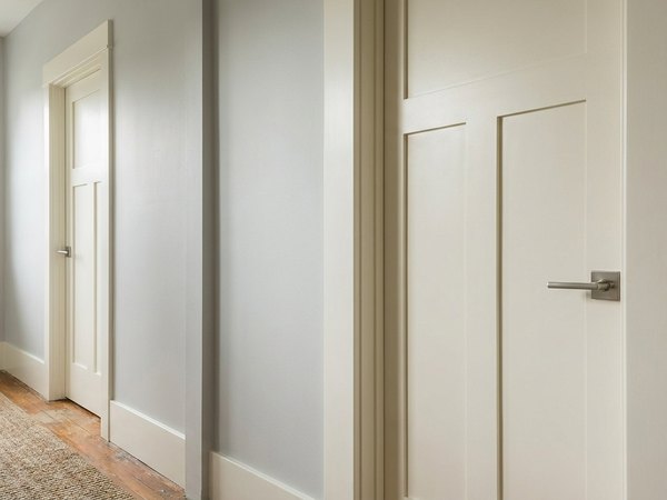 Solid-core door with even reveal and new casing after, service example
